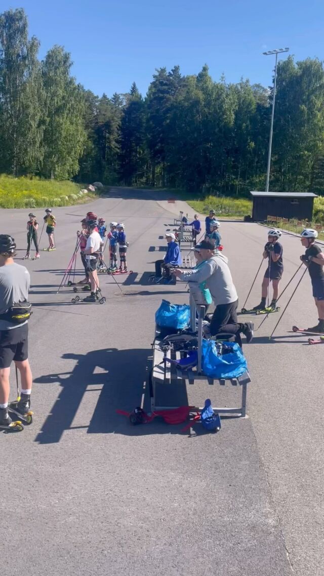VHS:n nelipäiväinen pääkaupunkiseudulla järjestetty sprinttileiri saatiin tänään maaliin upeissa kesäolosuhteissa! Leiriläisten mielestä parasta oli ainakin kovat treenit, kaverit, kunnon kokoiset rullahiihtoryhmät ja huippuvalmentajat. 💪🏻

Kiitos @kalmertramm @jasmijoensuu @anssipentsinen Ville Oksanen Jaakko Leinonen @valmentajamarkomanttari @henrimikael__ @kurkimaarit ja kaikki muut treeneissä auttaneet! ☀️😊🏃‍♀️🏃Kohti muita VHS:n kesän leirejä!